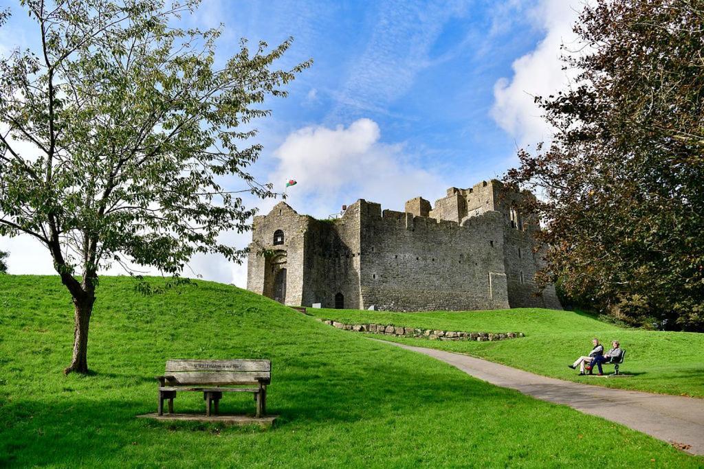 Spacious 2 Bedroom Apartment In The Heart Mumbles Exterior photo